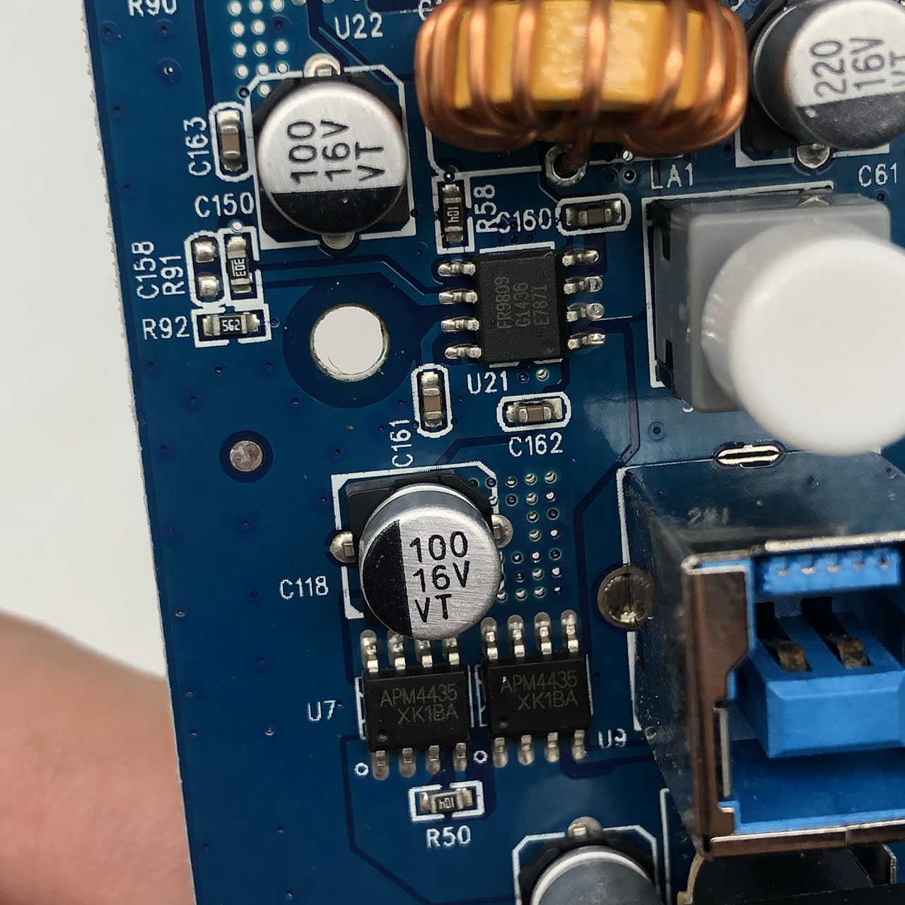 拆解iHarbort6端口USB3.0集线器多功能充电器站