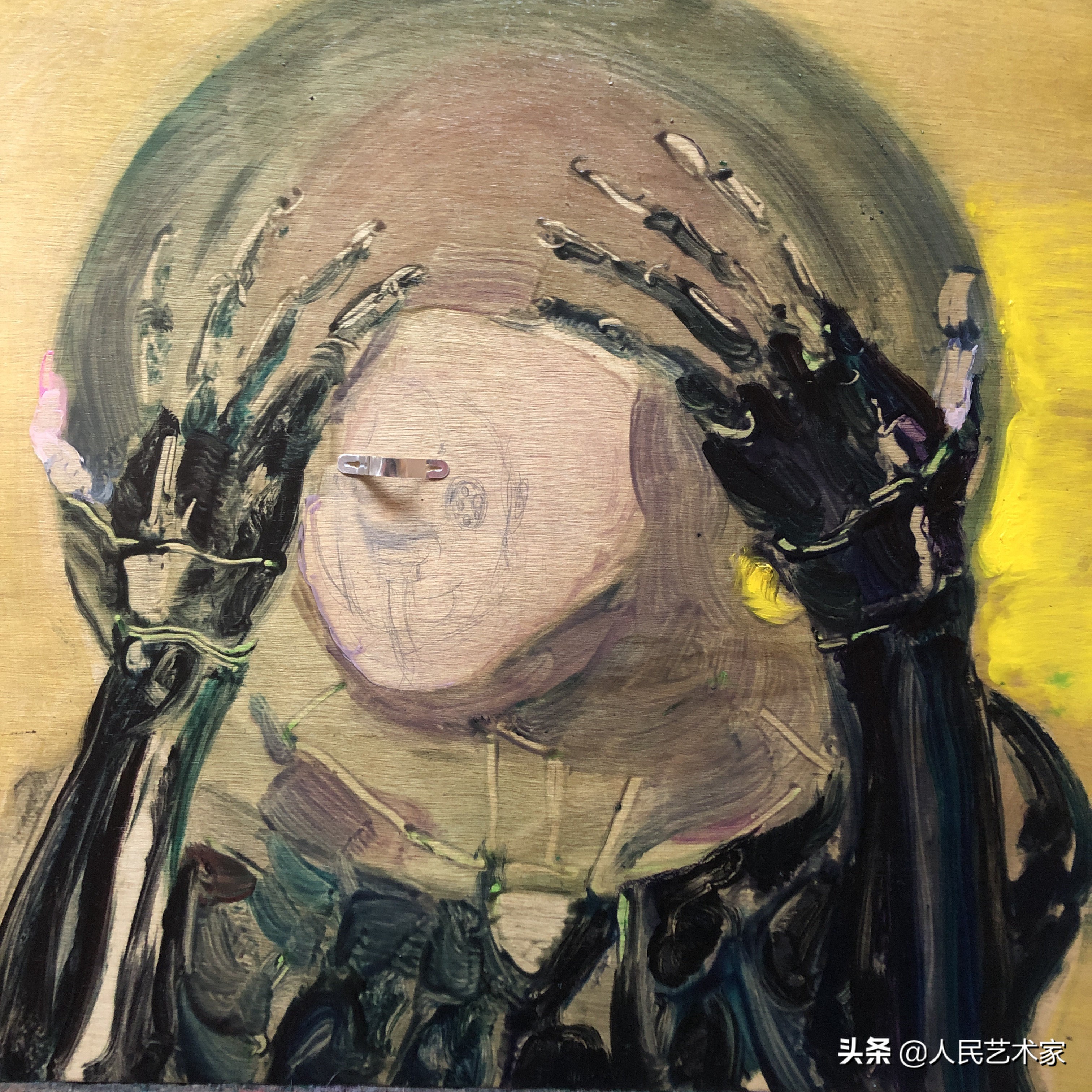 女性艺术展当中竟然出现了男人体？这件不可思议的事情，就发生在戚亚红身上