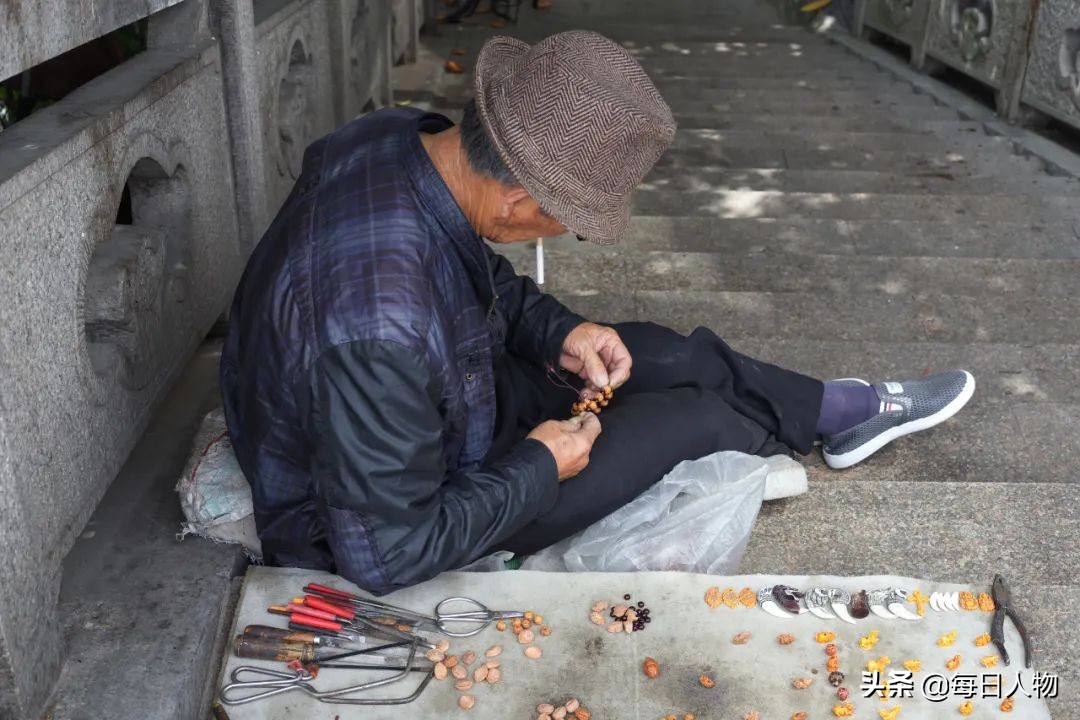 摆摊不容易，数钱最快乐，那些年我们练的摊儿……