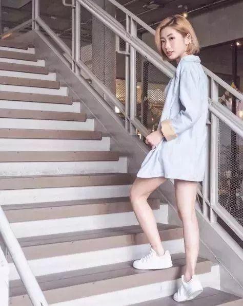 楼梯背景怎么拍照姿势好看,在废弃楼梯怎么复古拍照