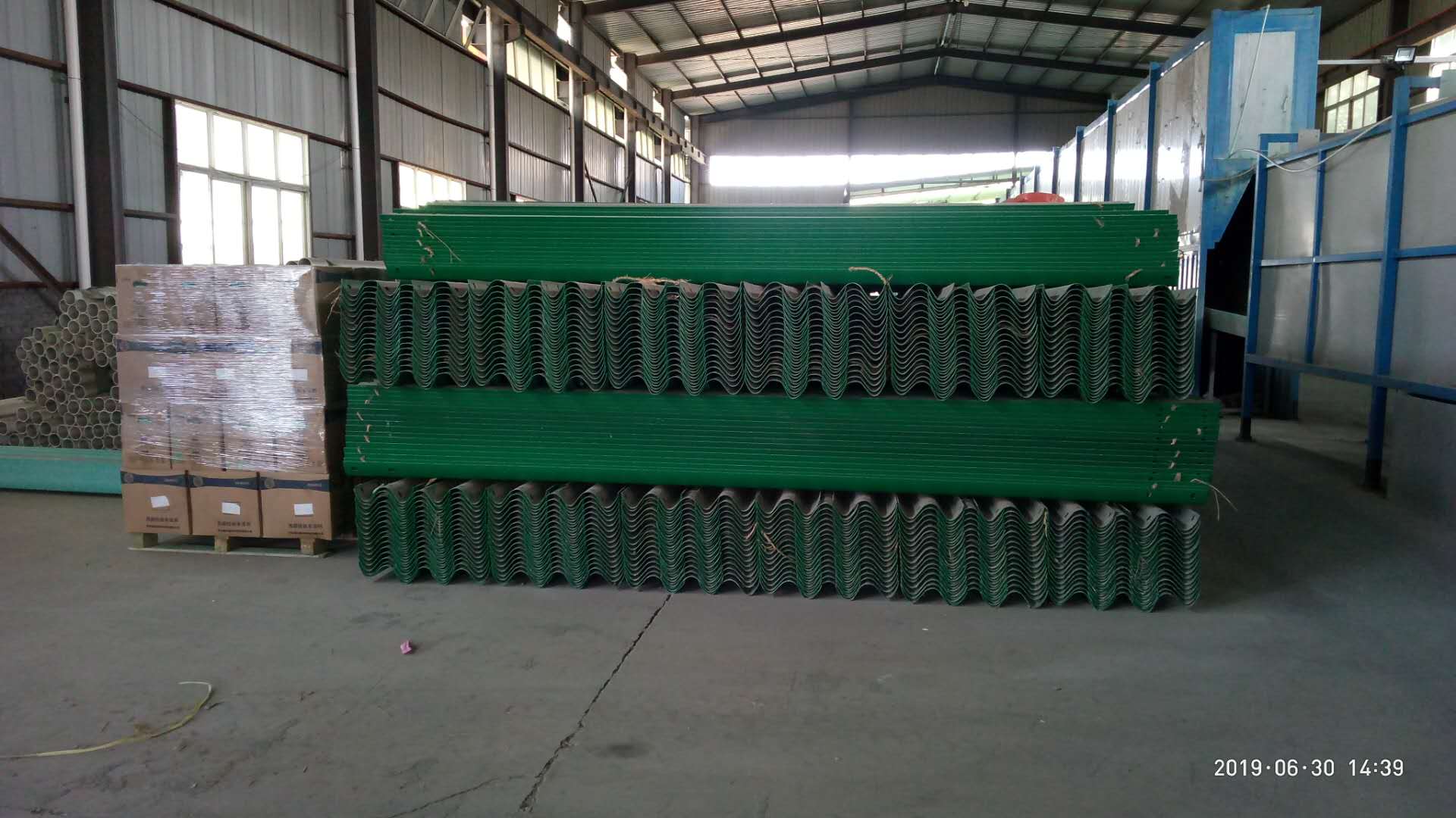 公路护栏板,“原来这么便宜”