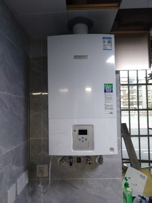 长沙装暖气片和地暖哪个好,长沙河西明装暖气片安装