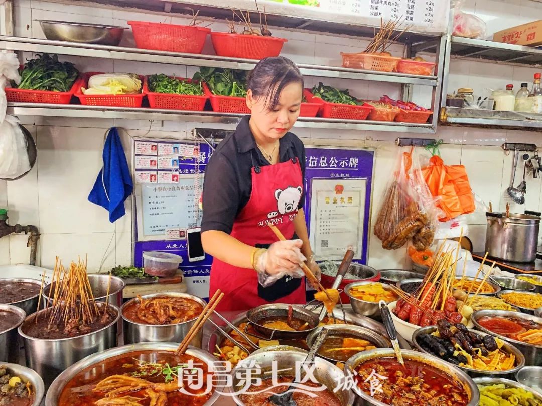 在民德路开了16年的水煮店,花甲肉腰子鸡脚都是心头好|城食19