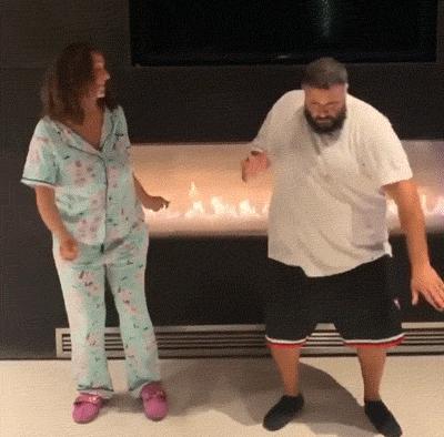 憋疯的外国网红在干嘛？玩尬舞、枕头挑战，还有裸体女友！