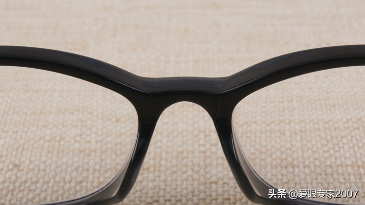 眼镜坏了没有胶带和胶水怎么补救,眼镜坏了去维修要钱吗