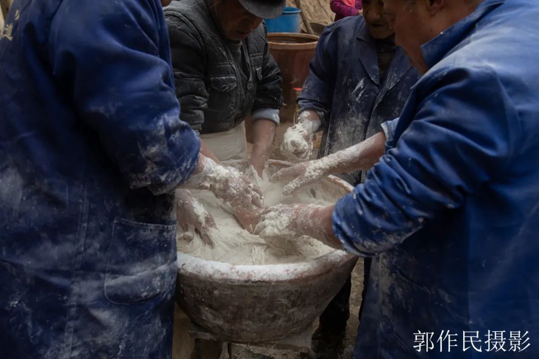 山东漏粉条的过程视频,漏瓢式粉条制作技术视频