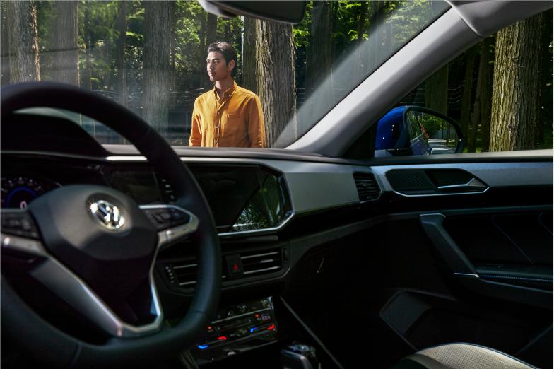 和朋友约着去一起烧烤，他25万的车装X到位还能撩妹，绝了