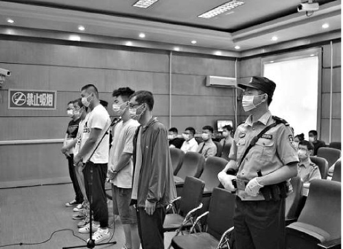 加价倒卖火车票两男子当场落网,倒卖火车票获利2000多会怎么判