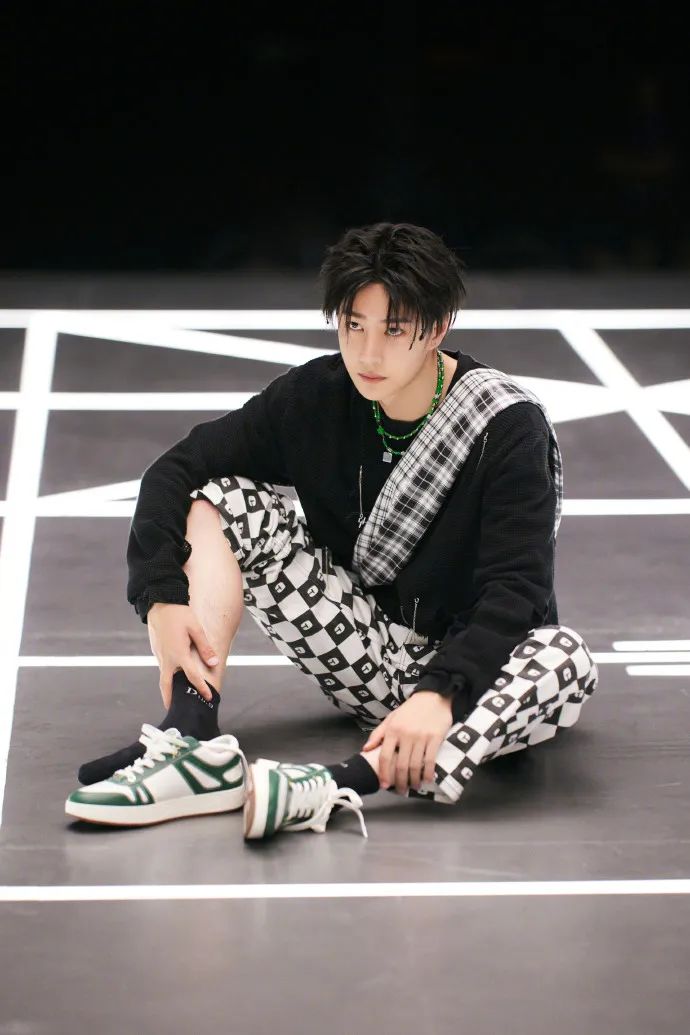 王一博安踏最新款,王一博上脚安踏