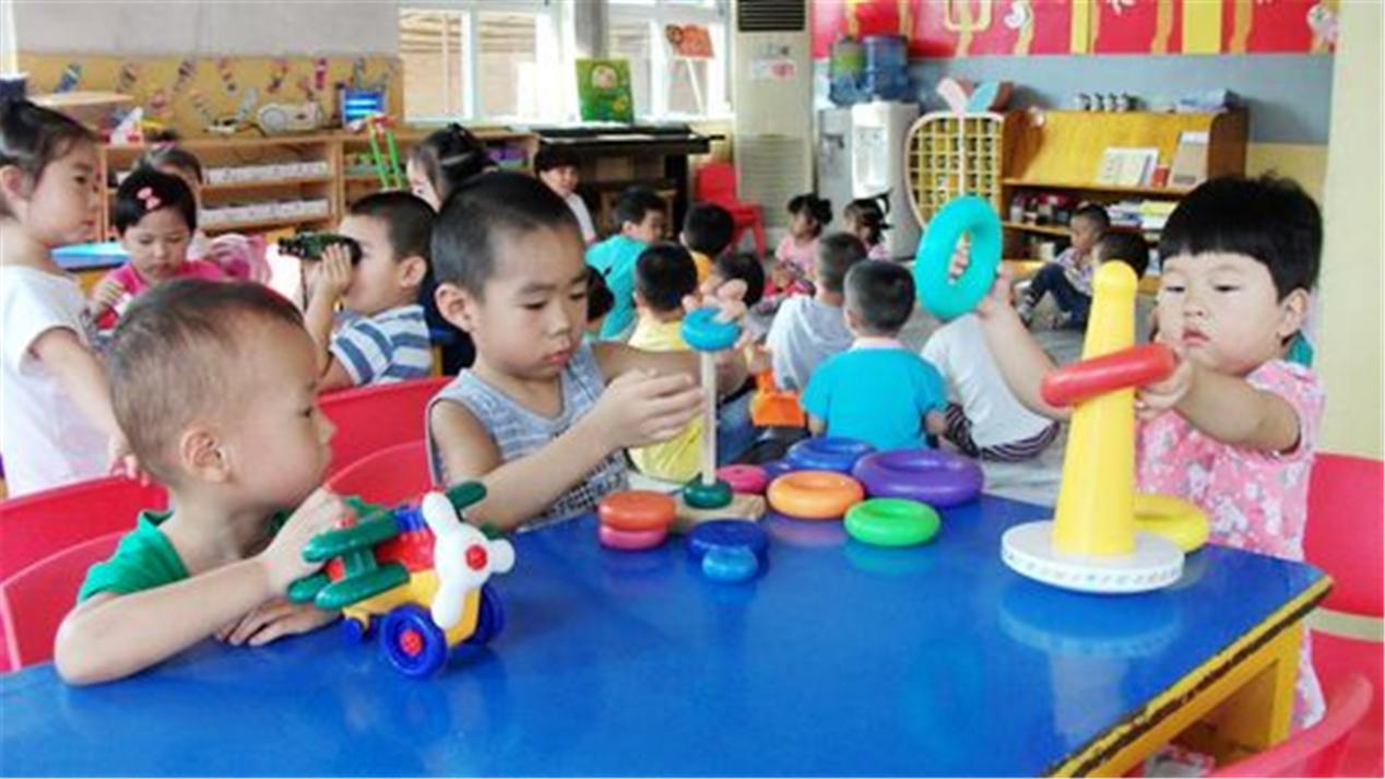 幼儿园“新型攀比”成风，家长苦不堪言，孩子也受到波及