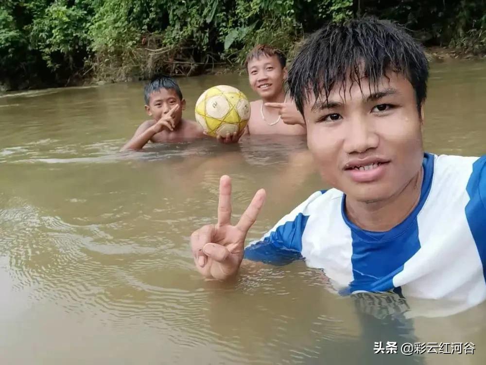水里打球的少年,水中踢球的少年考上大学