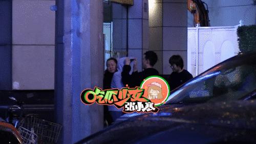 当众踹别人一脚犯法吗,当众踹人违法吗