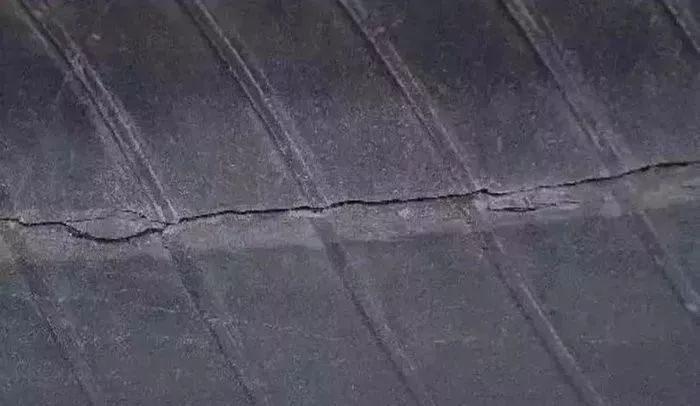 卡车轮胎侧面的破损怎么修复,货车轮胎胎壁坏是什么原因