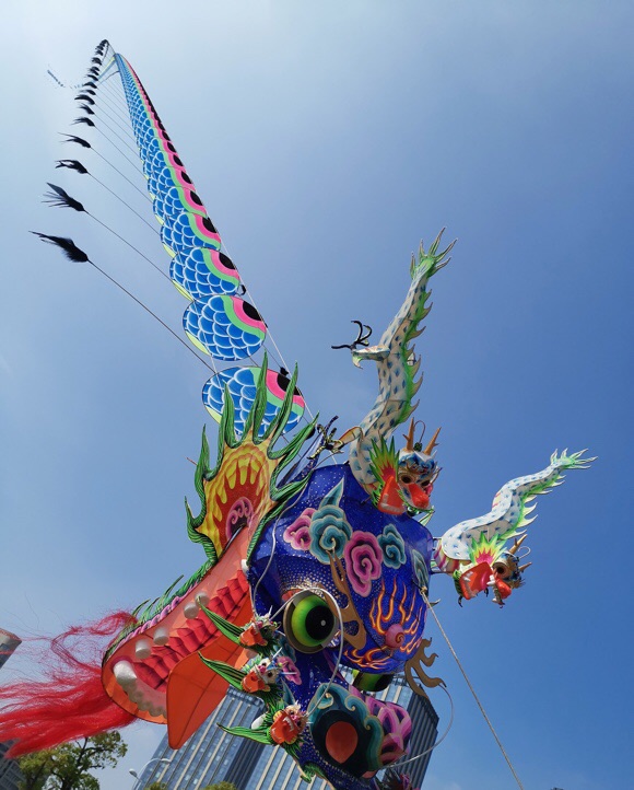 260米巨龙风筝放飞视频,巨龙风筝放飞成功视频