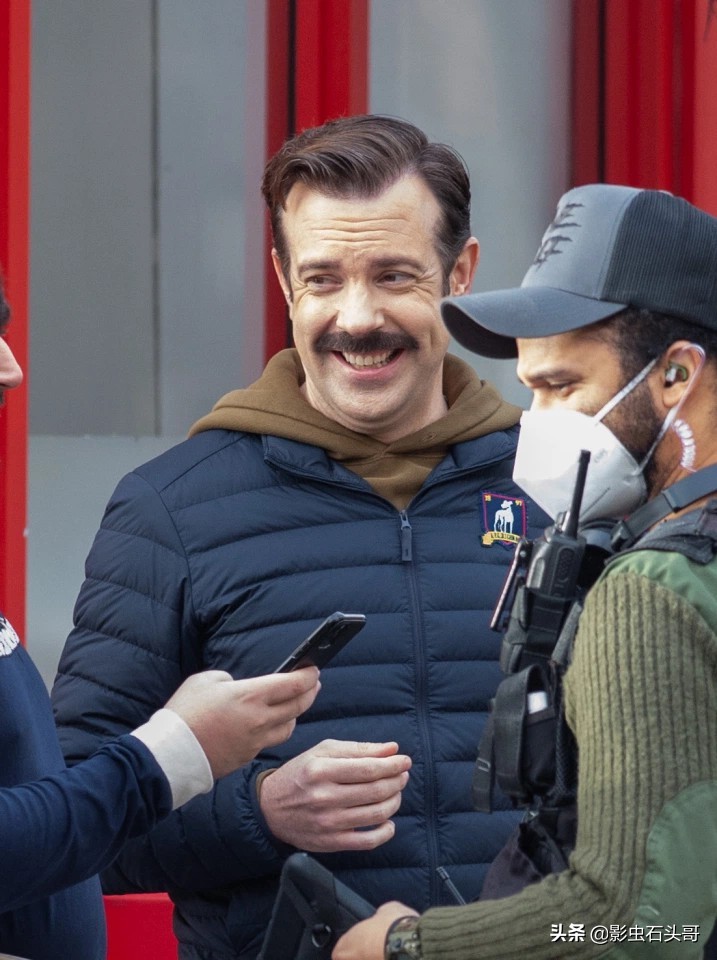 三版女郎姬莉·哈泽尔秘密约会杰森·苏戴奇斯，后者是哈卷情敌