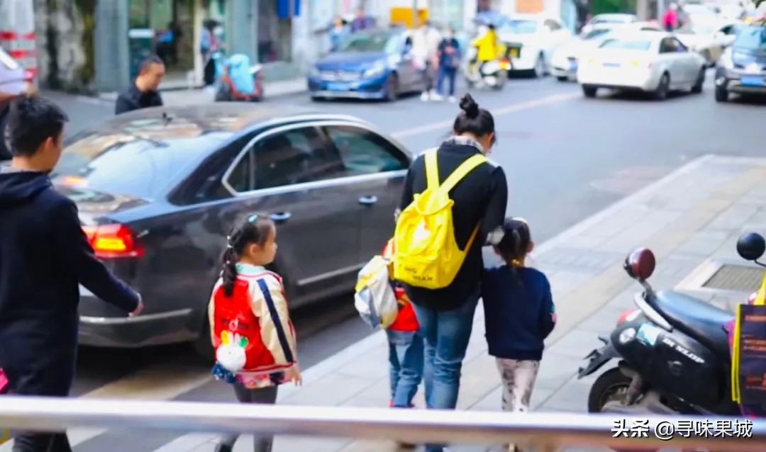 83岁老阿婆卖串串,成都70岁阿婆摆摊