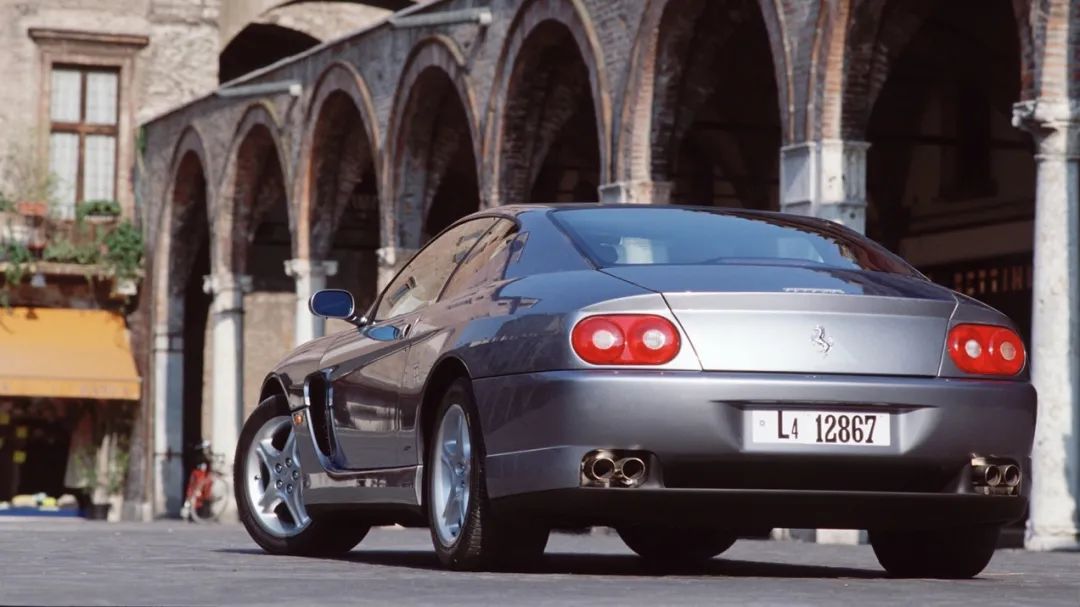 法拉利roma白外黑内,法拉利roma白色硬顶