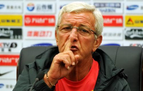 中国足球里皮握手被甩开,里皮意大利和中国握手