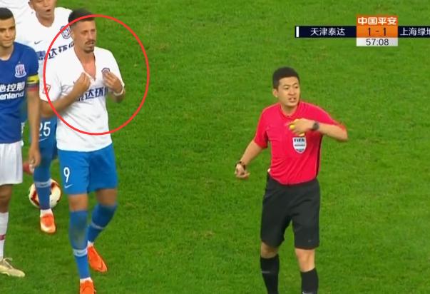 中超再现暴力飞铲天津球员,中超再现离奇失误前锋