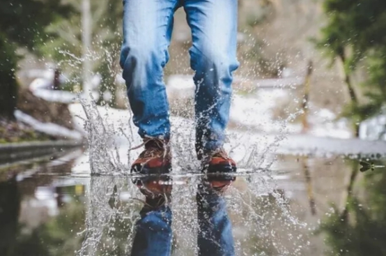 下雨天怎么防止鞋子湿,鞋子下雨天湿了如何快速晾干