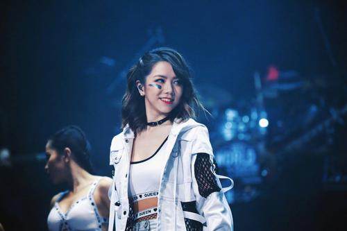 2015年邓紫棋登福布斯,4年后失去名字使用权,51000条恶评多可怕