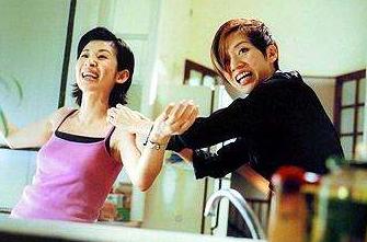 她被父亲嘲斗鸡眼，却因“丑角”一炮而红，曾公开怼周迅是小结巴