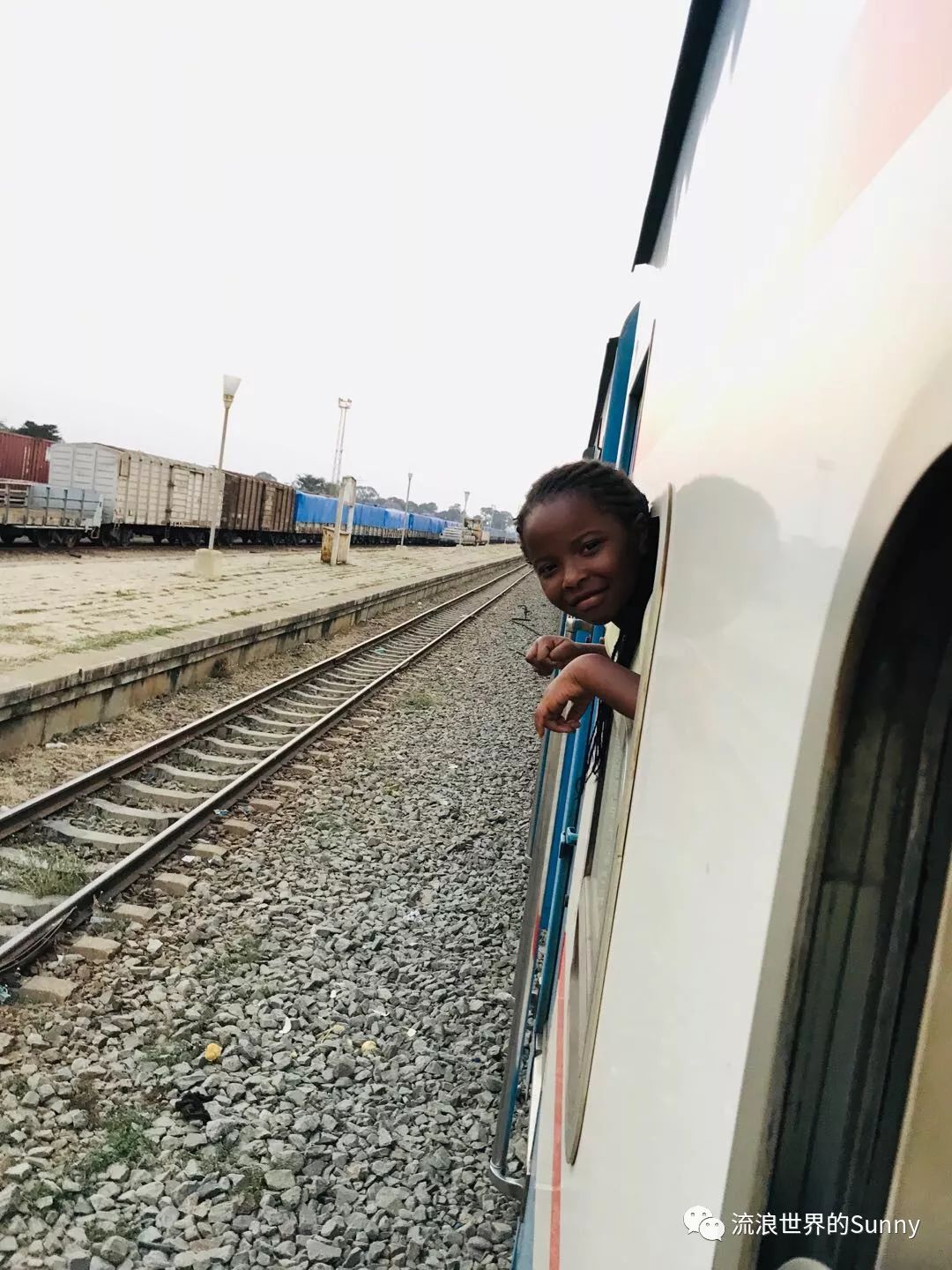 流浪非洲，乘坐中国援建火车去赞比亚，满满的亲切