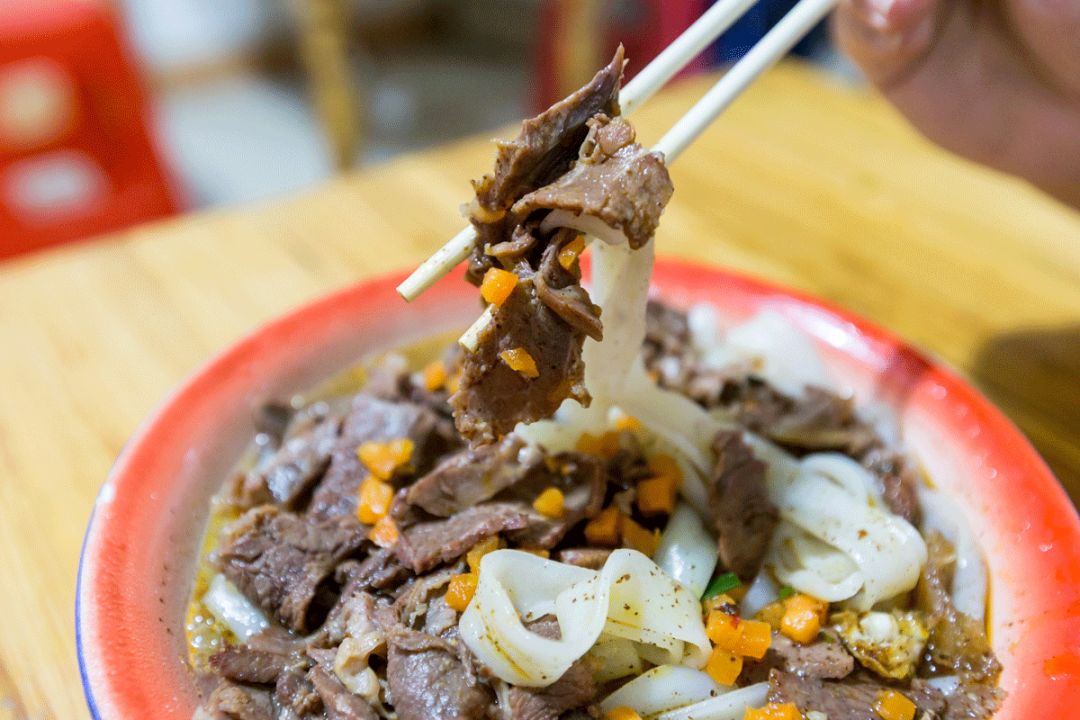 吃完整条恩施街，发现住在青山的才是人生赢家