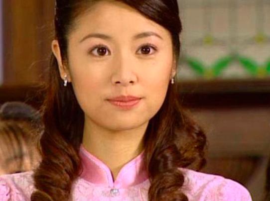 林心如穿露肩礼服,林心如惹争议穿紧身衣出席活动