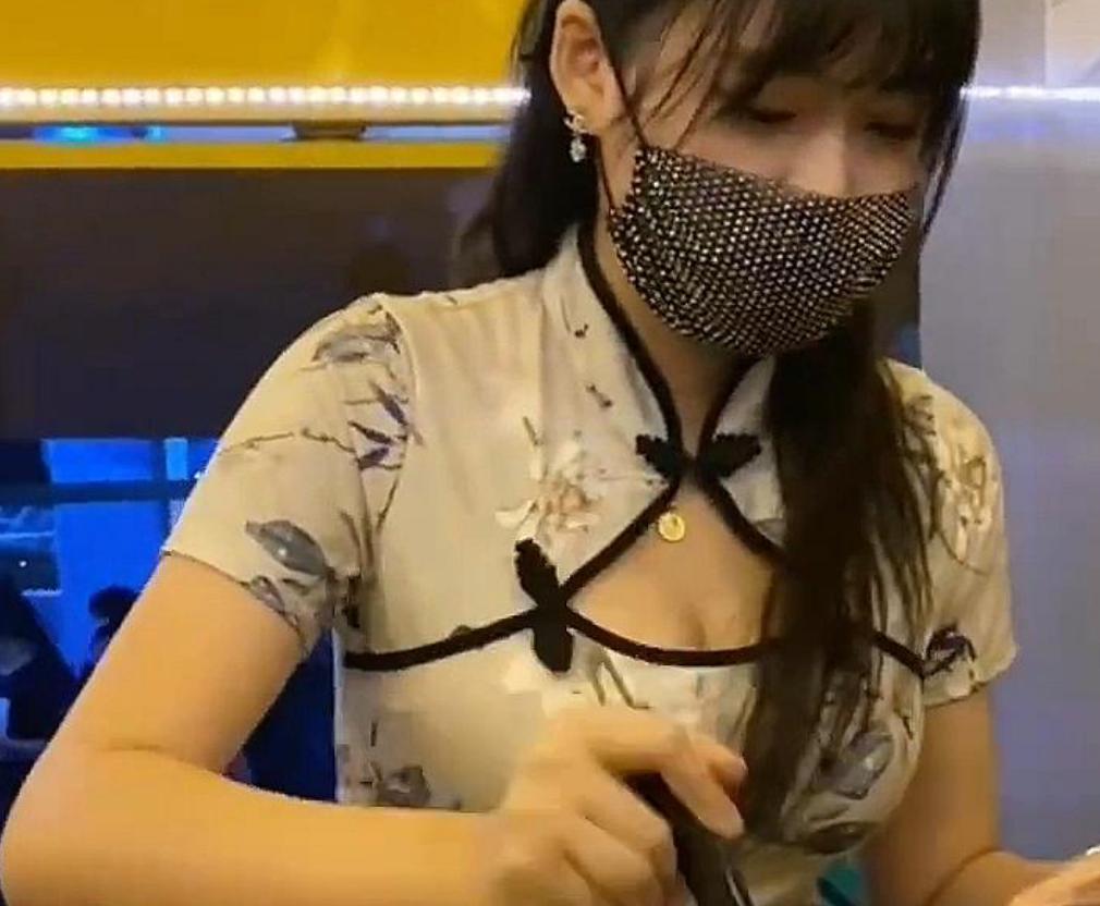 桂林穿着比凉粉还清凉的凉粉西施彻底火了，每天晚上整条街挤满人