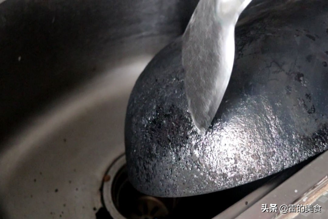 炒菜锅用久了又脏又粘锅，教你最简单的处理方法，旧锅变新锅