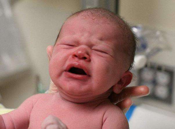 新生宝宝囟门跳动不明显,宝宝囟门受到撞击会影响智商吗