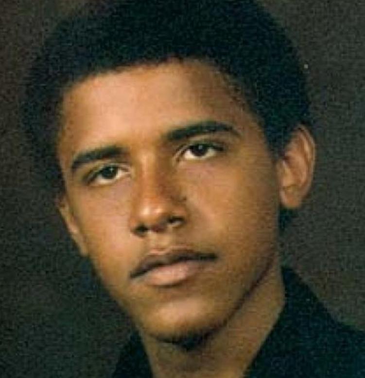 奥巴马第一次回非洲老家，帮着祖母扛大米，和兄弟们在村头喝酒