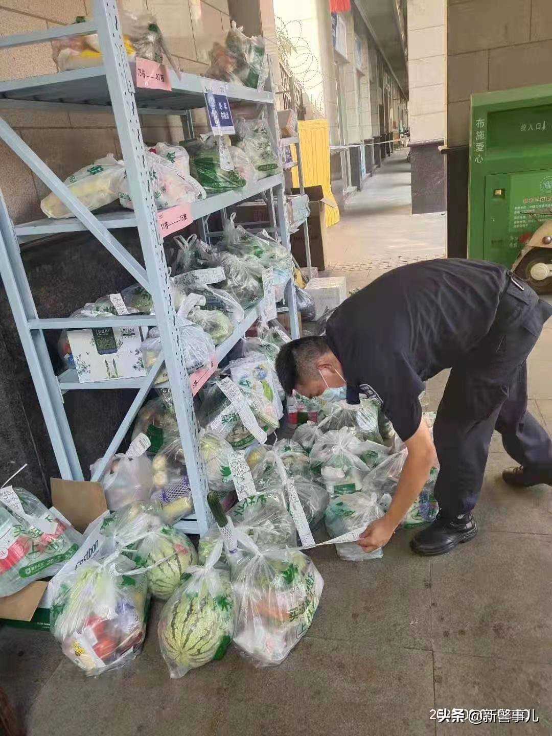 “代购员”“转运工”“直通车”！湖北武汉一线民警服务居民挑起多重角色
