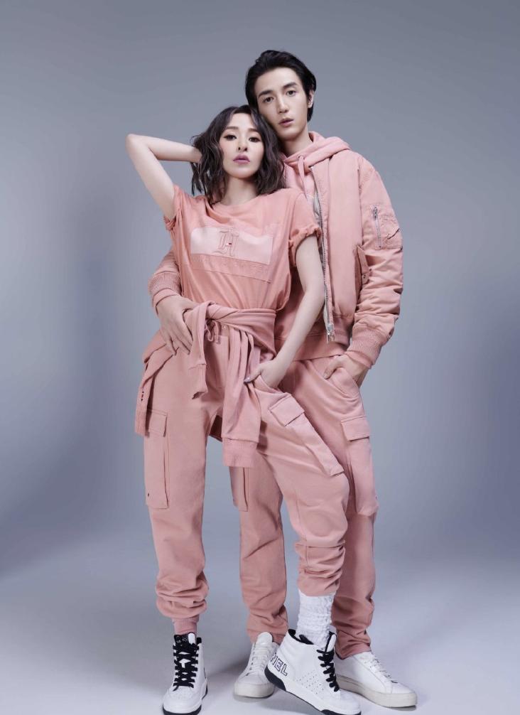 萧亚轩黄皓轩谈恋情,萧亚轩与黄皓签协议