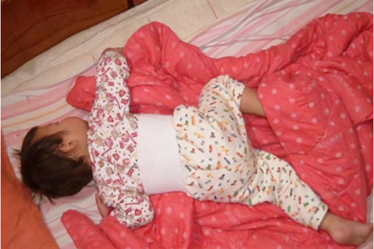 宝宝睡觉爱踢被是怎么回事,宝宝睡觉爱踢被的原因有哪些