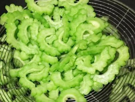 凉拌苦瓜为什么要煮过,凉拌苦瓜还是很苦怎么办