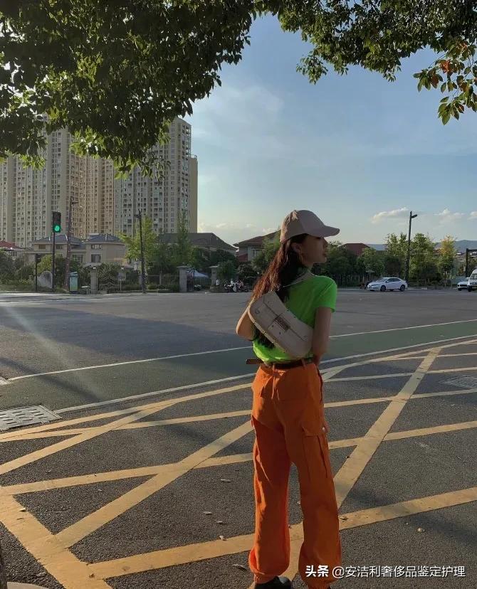 元气少女虞书欣,虞书欣日常百搭斜挎包