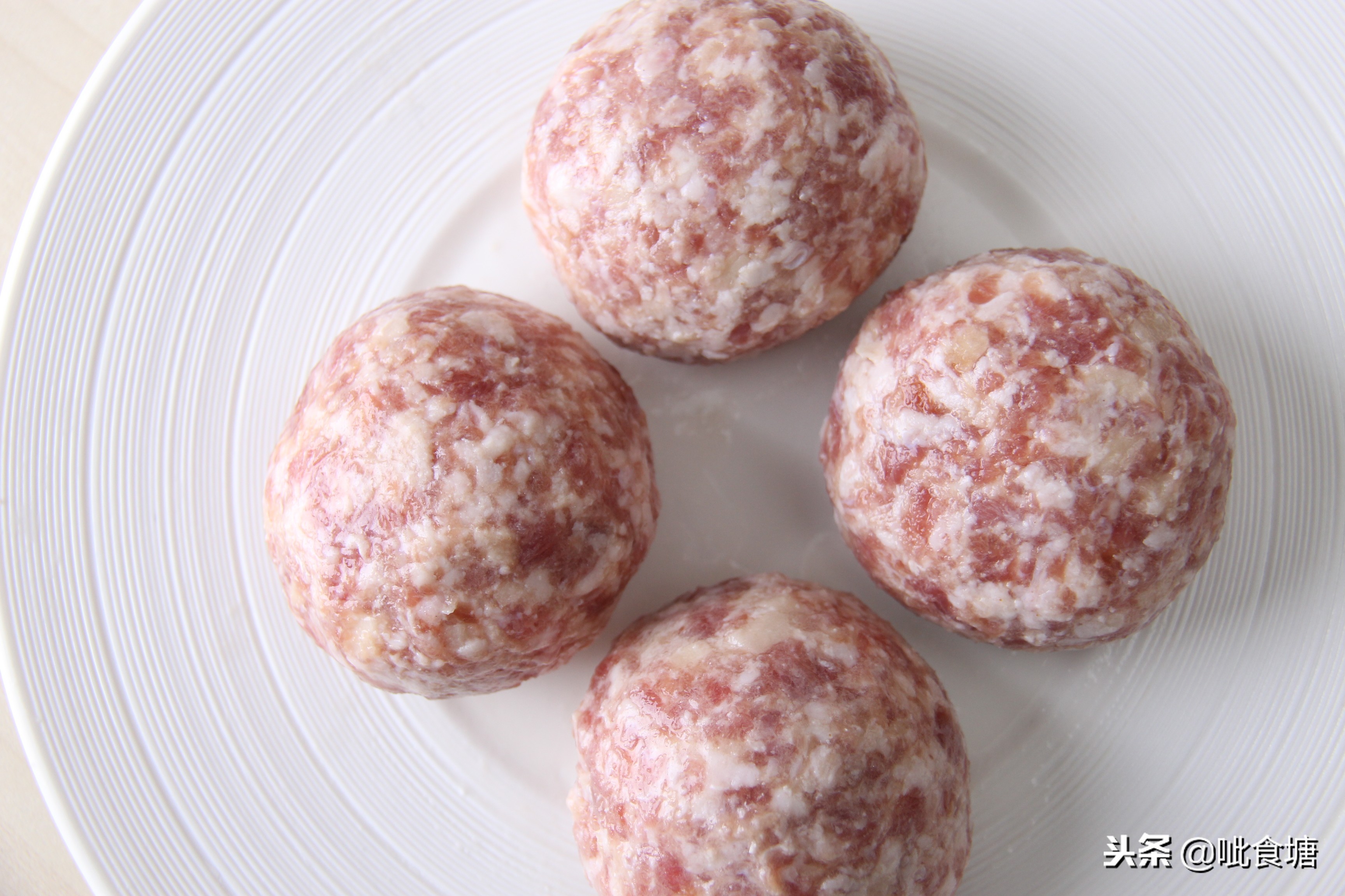 四喜丸子与红烧狮子头的区别,四喜丸子红烧狮子头是炖还是蒸