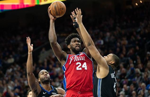 没底线！欧冠决赛裸奔女闯入奥地利滑雪场，手持科比牌子再上热门