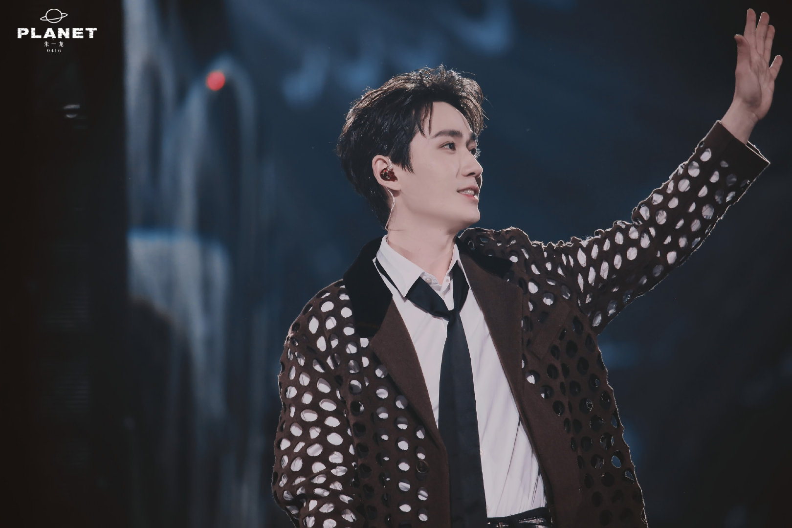 朱一龙跨年衣服,朱一龙瞬间脸红