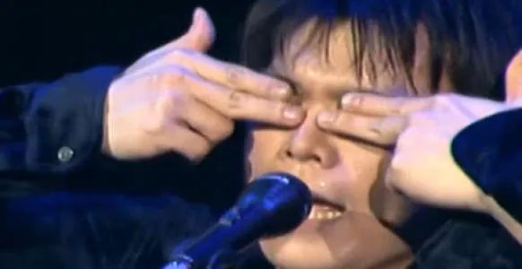 有些年轻人阅片无数，却不敢当着爸妈的面看吻戏