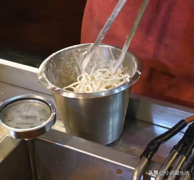 韩国夜市的鱿鱼,韩国夜市超火的油炸鱿鱼丝