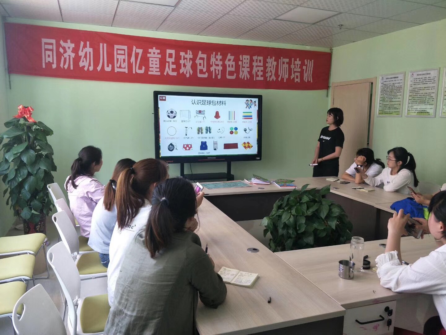 适合幼儿园玩的足球游戏,全国足球特色幼儿园游戏活动指南