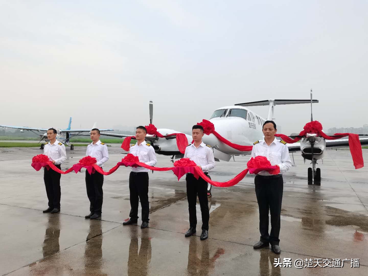 飞机界的“劳斯莱斯”:全省第一架空中国王350i飞机首次亮相荆州机场