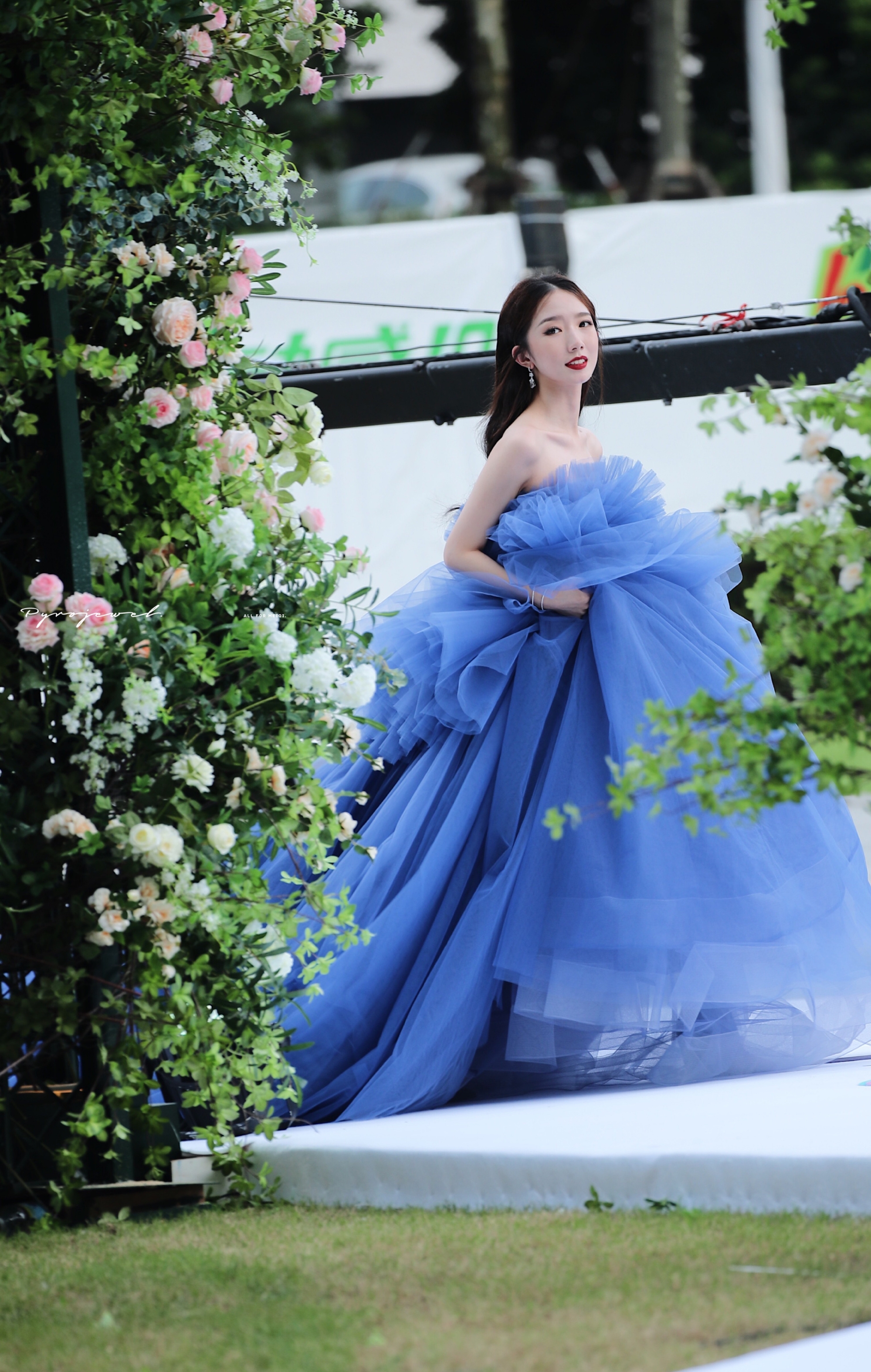 孟美岐穿吊带礼裙,孟美岐雾霾蓝纱裙造型温柔又优雅