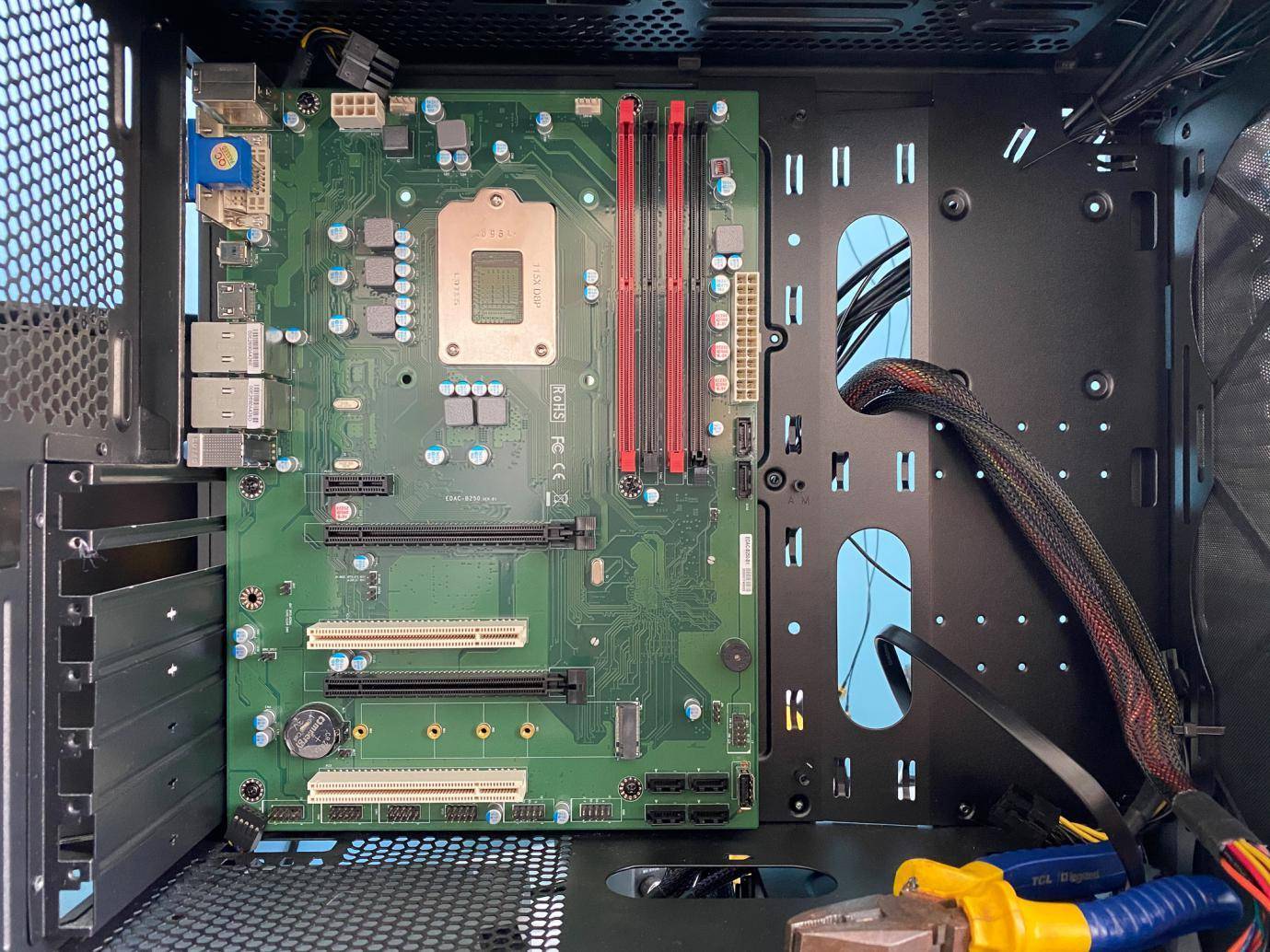 换cpu和主板电脑里的东西还有吗,电脑系统是装在主板还是cpu上