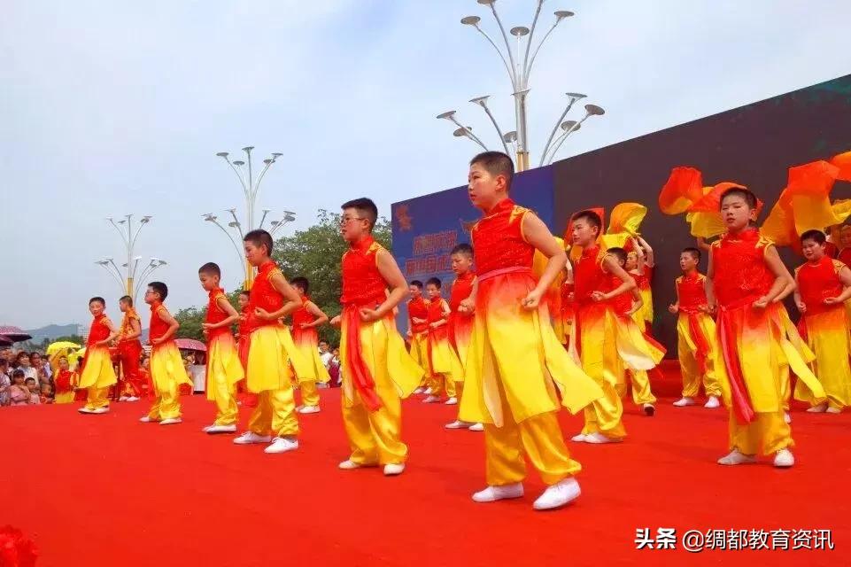 四川南充：高坪七小举行新生入队仪式暨大美南充主题长卷绘画活动