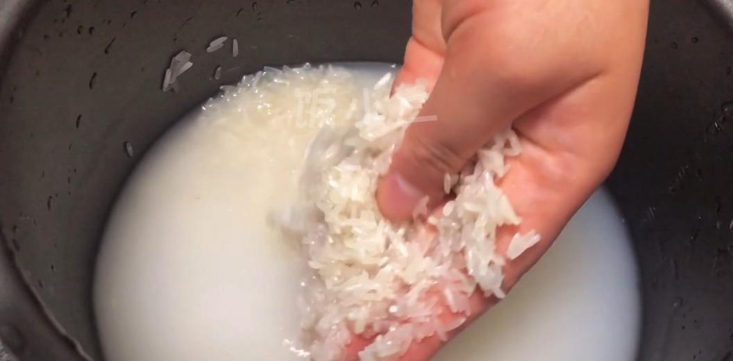 怎么用电饭煲蒸米饭又软又香,蒸米饭总是掌握不好放多少水