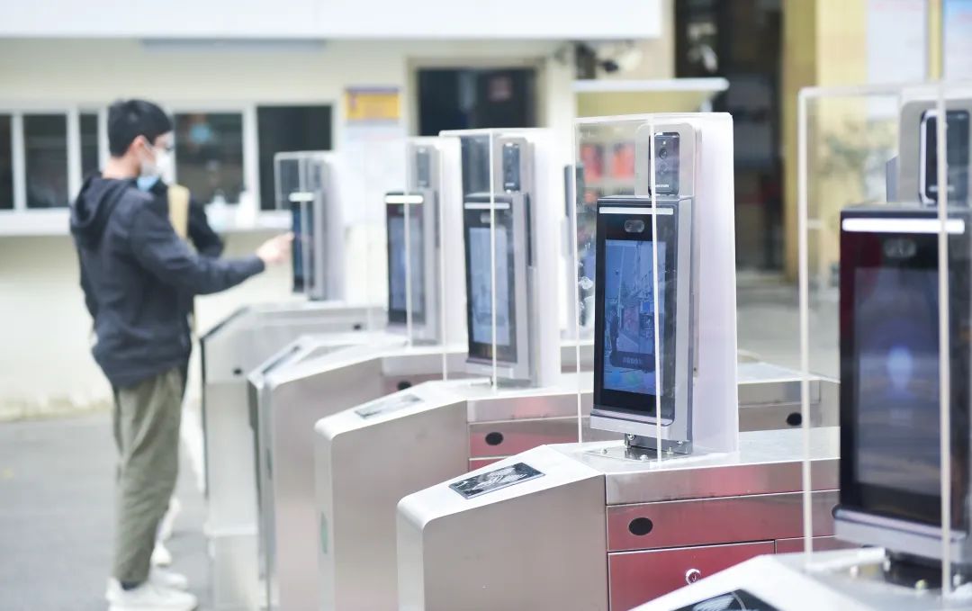番禺｜番禺仲元中学返校师生已完成核酸检测，校门装有人脸识别装置和红外线测温仪